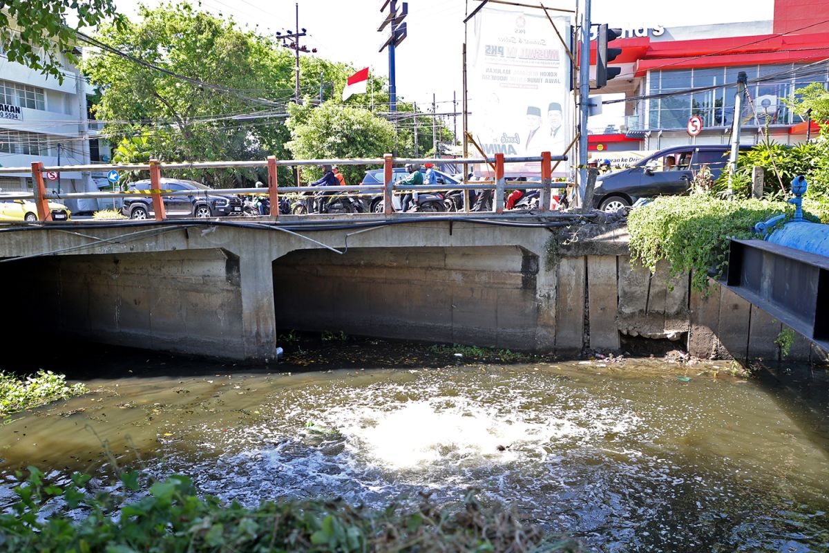 Viral Sungai Rungkut Mengeluarkan Gelembung Gas