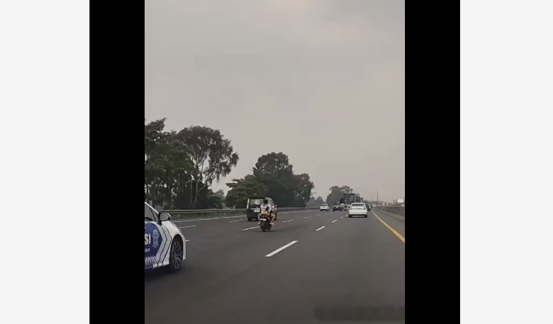 Viral Pemotor Wanita Masuk Jalan Tol Jakarta- Cikampek