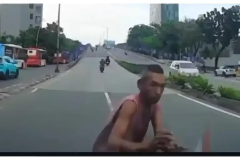 Viral Pria Diduga Sengaja Tabrakkan Diri ke Mobil di Tanah Abang