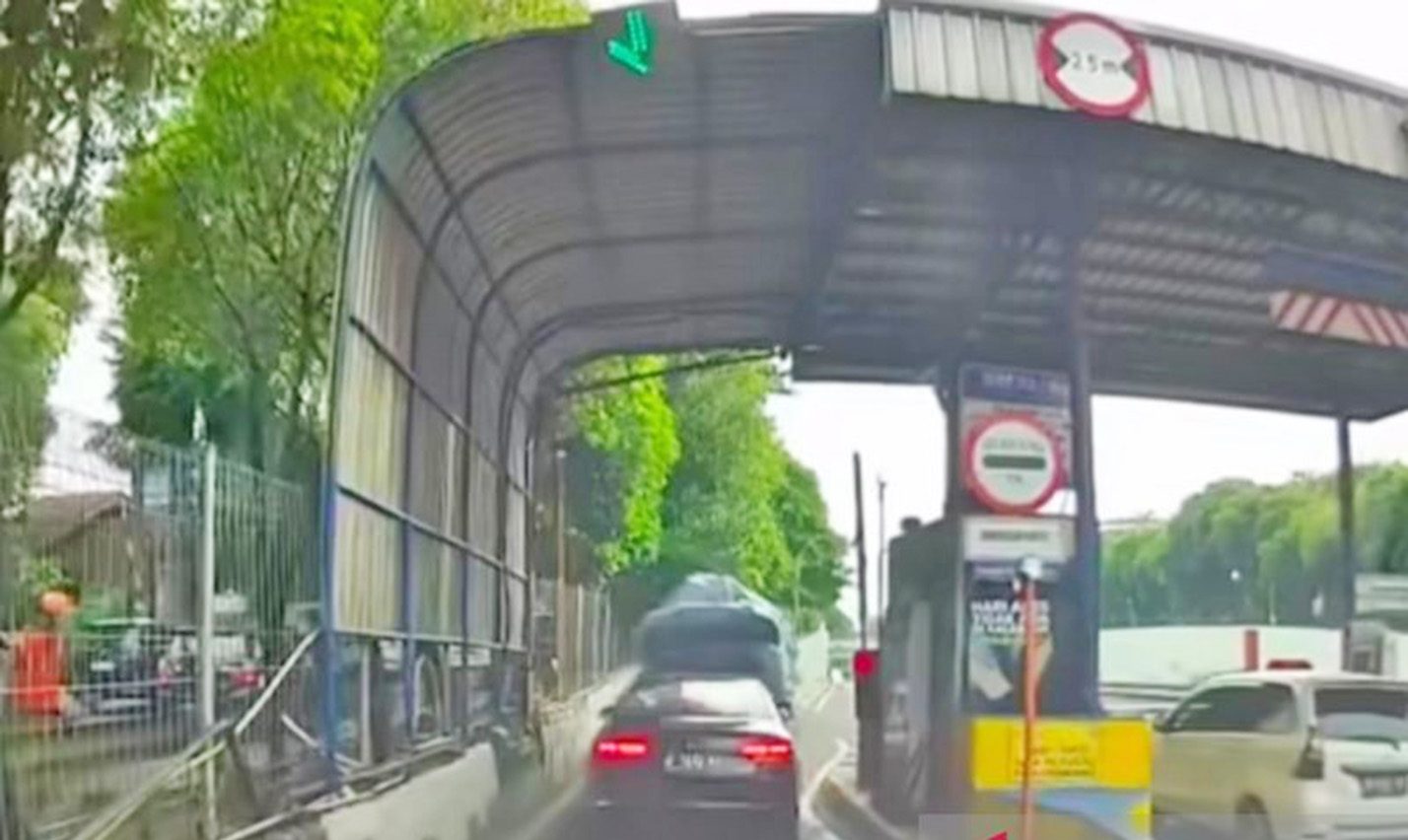 Viral Mobil Sedan Audi A8L Terobos Pintu Tol Ampera 1 Tanpa Bayar