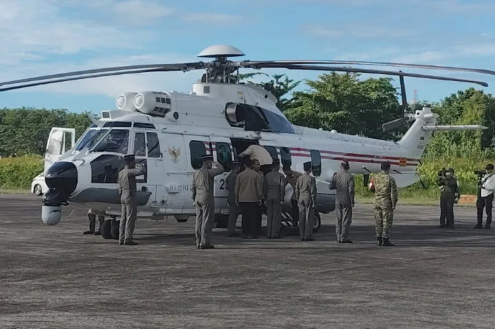 Presiden Prabowo Tinjau Tiga Titik Lokasi Terdampak Bencana di Sumbar Naik Helikopter