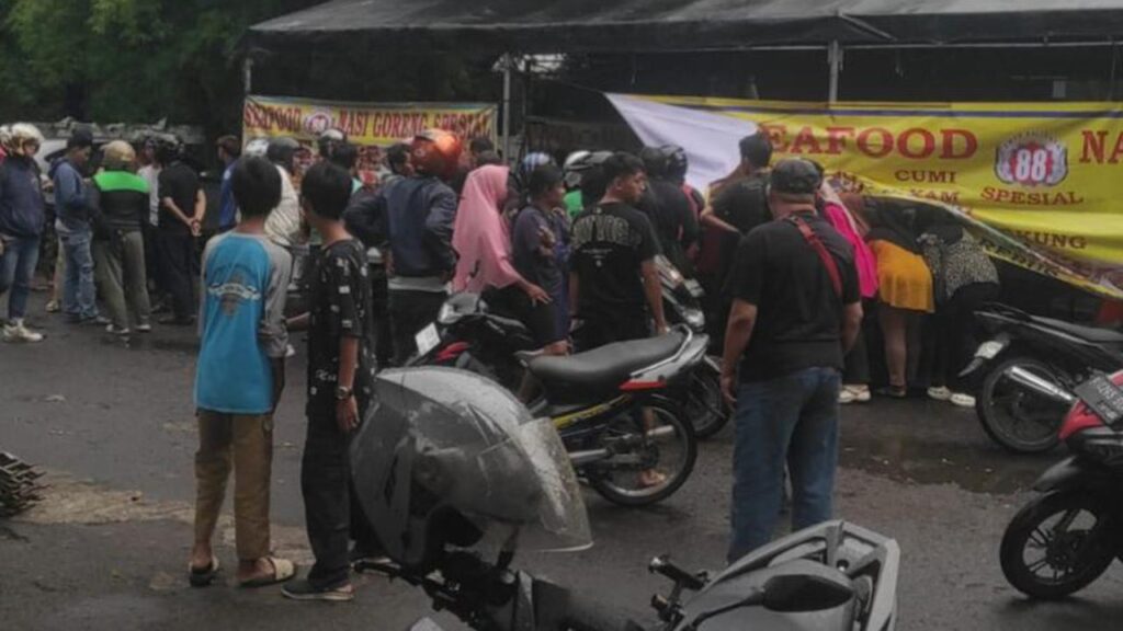 Tragis! Debt collector Dikeroyok Hingga Tewas di Kalibata, Warung PKL di Bakar OTK