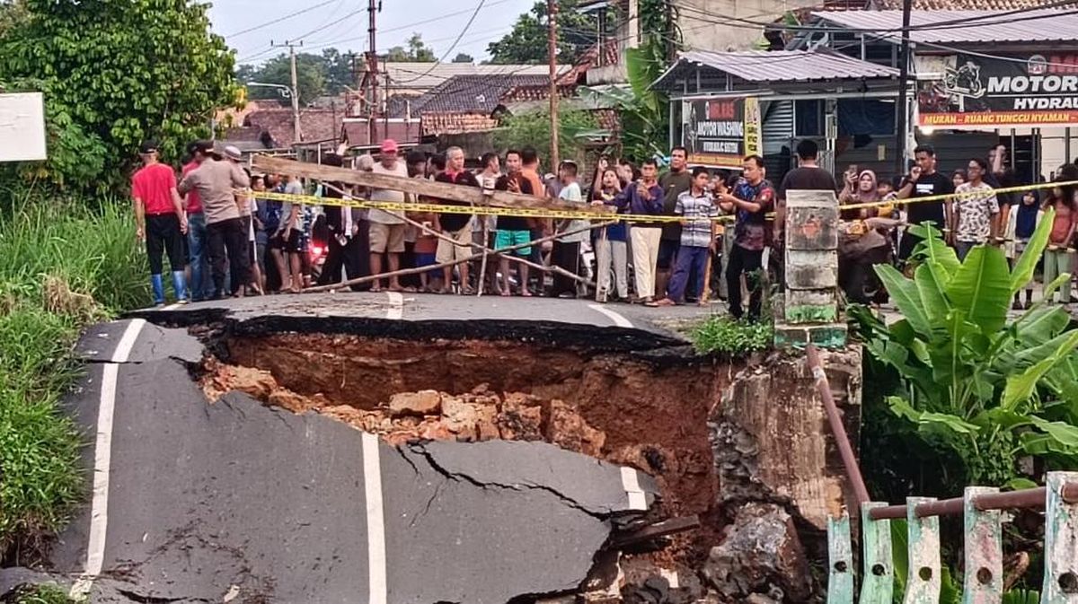 Viral Jembatan Tenggamus Prabumulih Amblas Diduga Terkikis Air Sungai