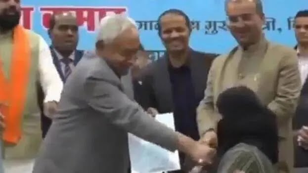 Pejabat India Didesak Mundur Usai Aksi Tarik Cadar Wanita Muslim di Depan Umum