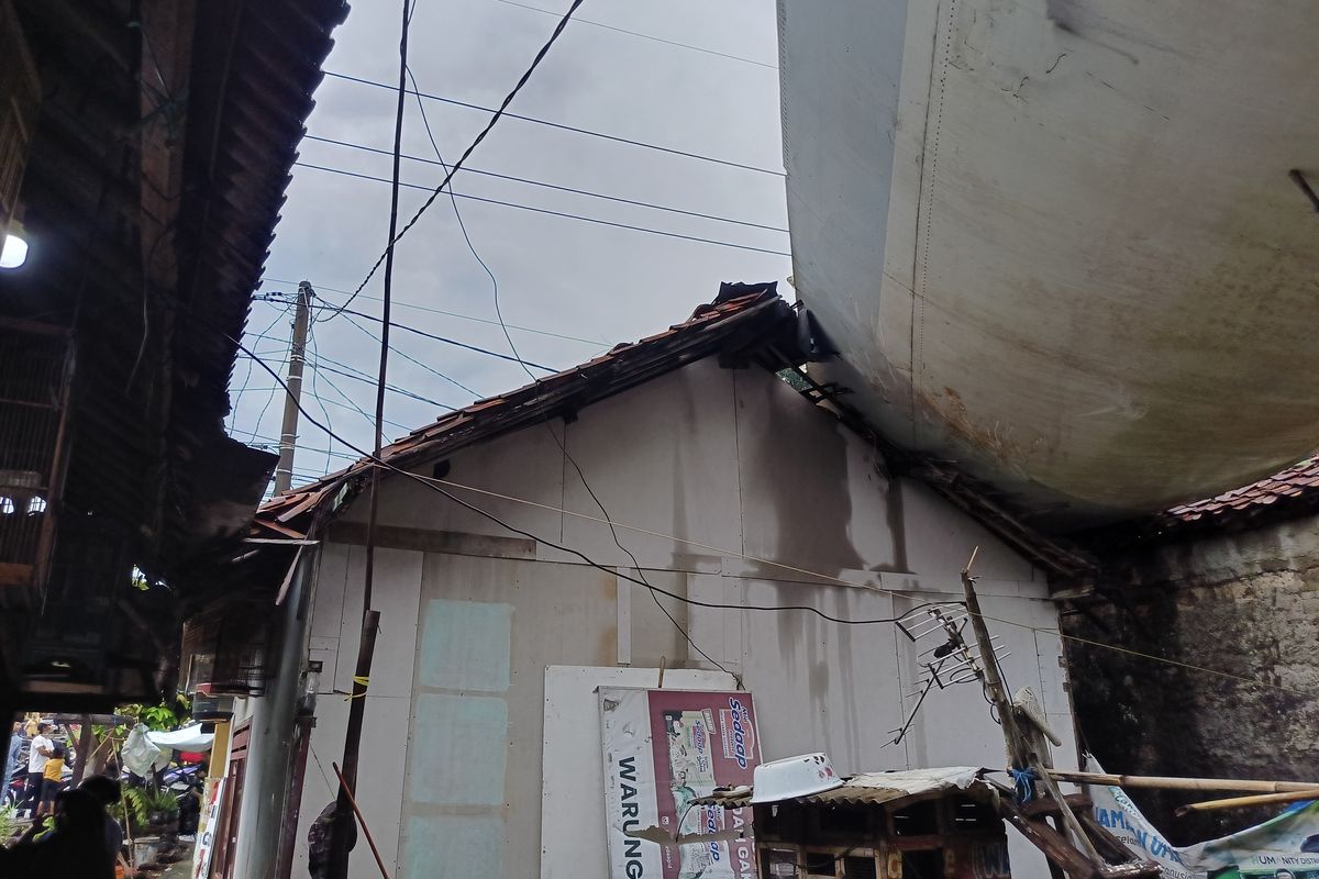 Sayap Pesawat Timpa Rumah Warga di Bogor gegara Angin Puting Beliung
