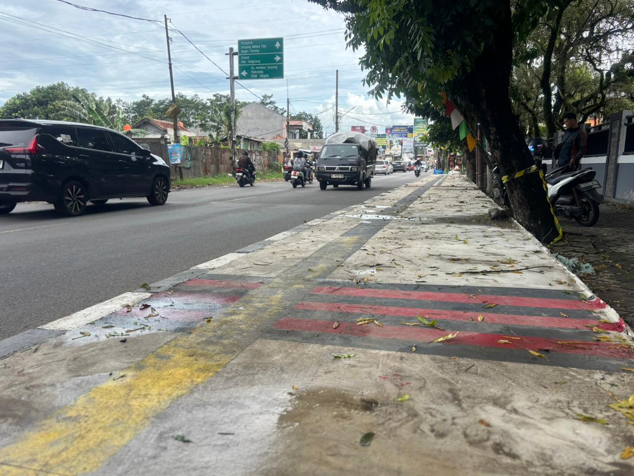 Viral Trotoar Guiding Block Tunanetra di Tangsel Cuma Diganti Cat Kuning