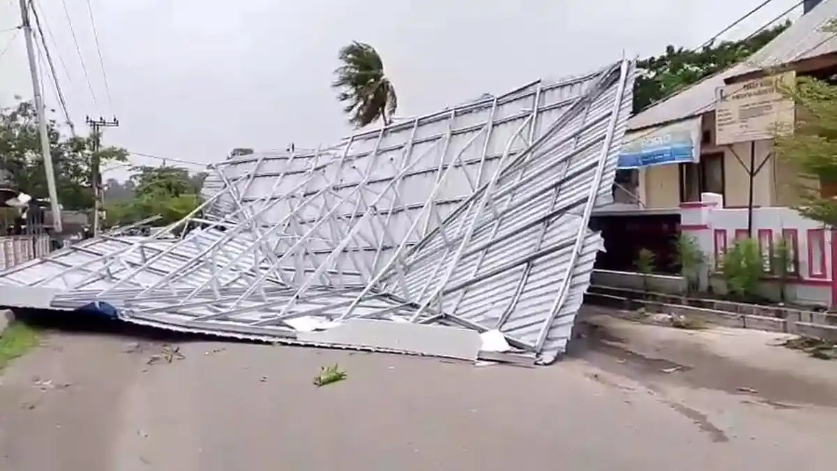 Atap Kantor UPTD KB Banggae Timur Terbang Diterjang Angin Kencang, Timpa Kendaraan Warga