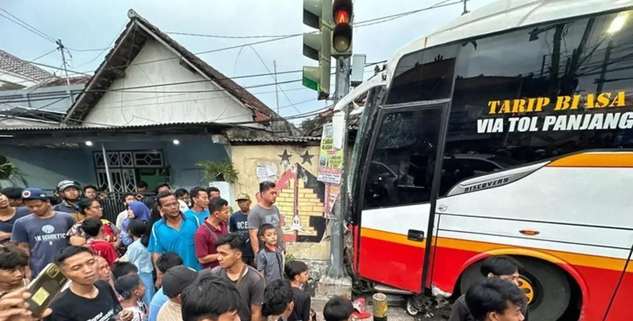Bus Harapan Jaya Tabrak Mobil dan Rumah di Simpang Muning Kediri