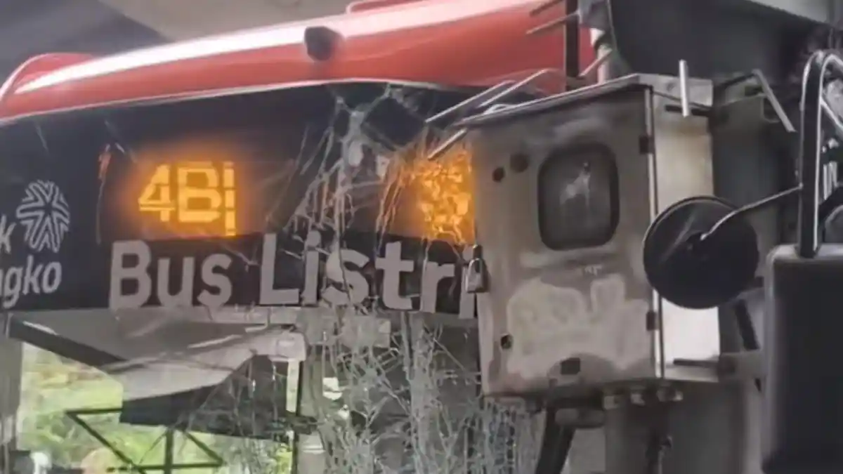 Bus Listrik Transjakarta Tabrak Tiang di Pasar Minggu