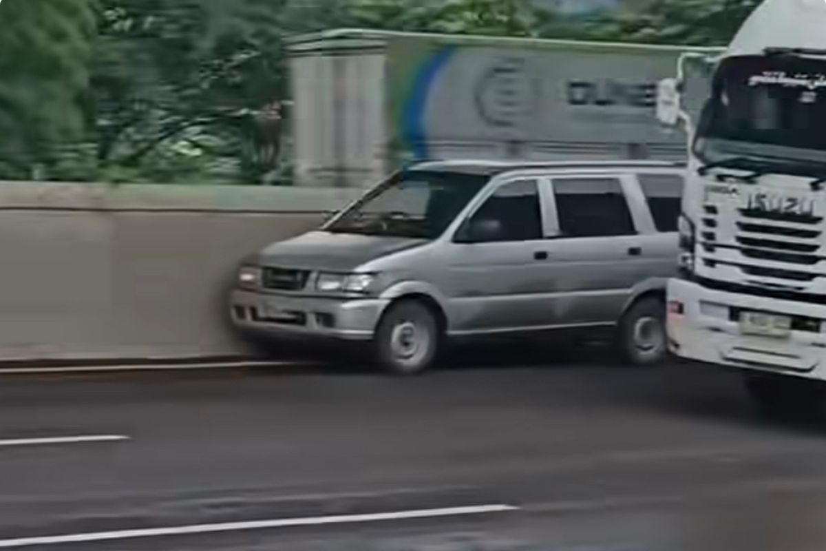 Viral Mobil Panther Jalan Sendiri di Tol Jakarta - Cikampek, Pengemudi Diduga Meninggal Dunia