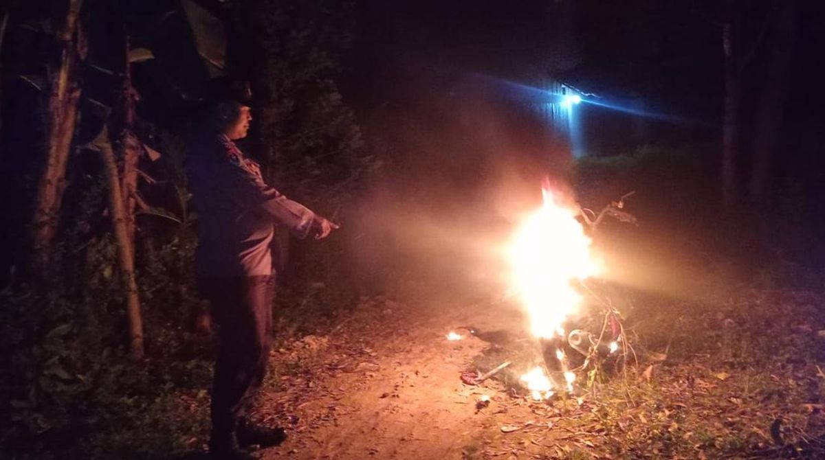 Ketahuan Selingkuhi Istri Orang, Seorang Pria Pasrah Motornya Dibakar Warga