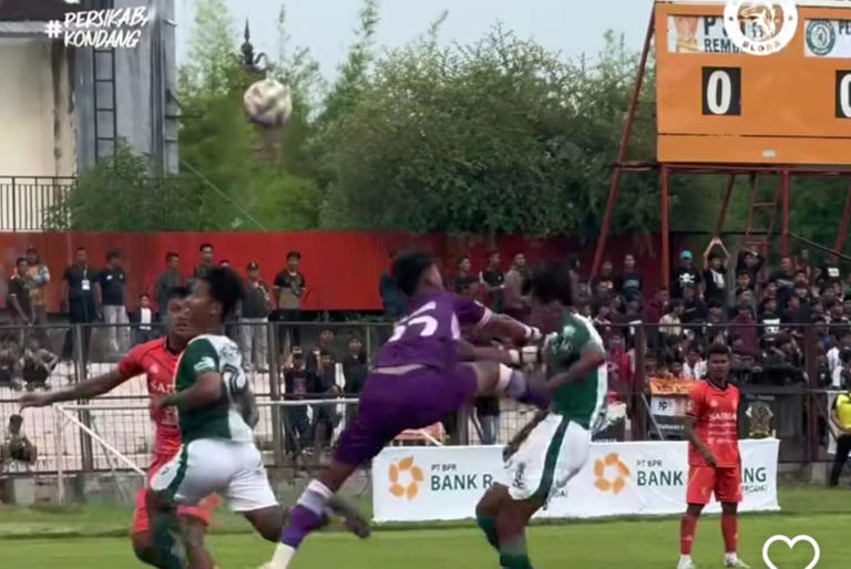 Viral Dada Pemain Persikaba Blora Kena Tendangan Kung Fu Kiper PSIR Rembang di Liga 4