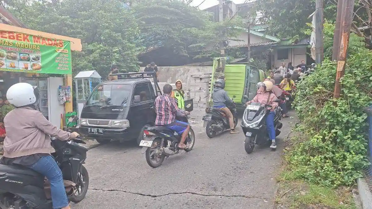 Truk Bermuatan Hebel Terguling di Depok