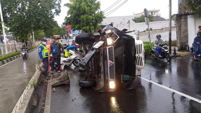Mobil Tabrak Separator Busway di Kebon Jeruk Hari Ini