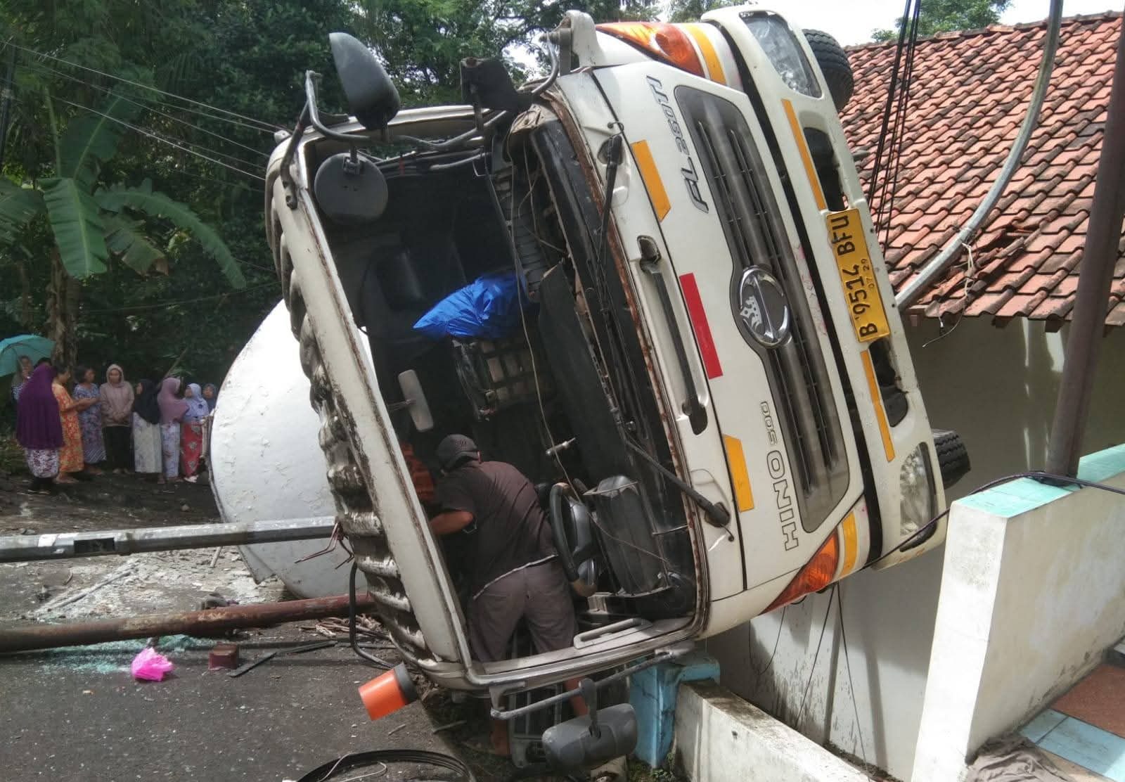 Truk Tangki Terguling Timpa Balai RT di Banyumas