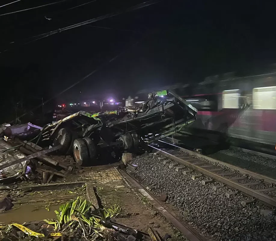 Truk Tertabrak Kereta Api Gajayana di Kebumen