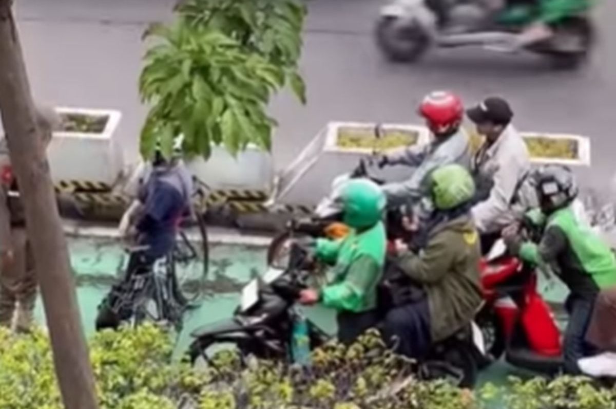 Viral Aksi Wanita Hadang Pemotor yang Masuk Jalur Sepeda