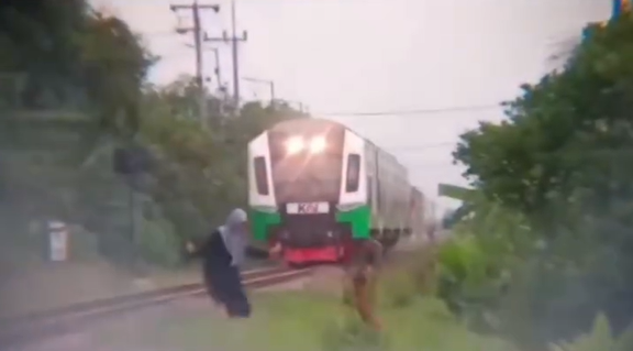 Viral Aksi 2 Remaja Perempuan Hadang Kereta Api di Sidoarjo