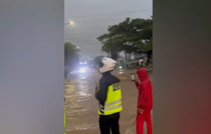 Viral Mobil Hanyut Diterjang Arus Banjir di Ciwandan Cilegon