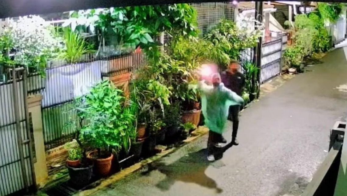 Viral Video Pelaku Teror Lempar Bom Molotov ke Rumah DJ Donny