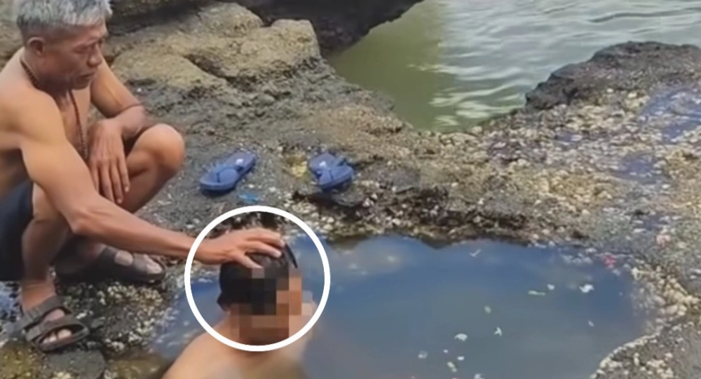 Heboh! Ritual Mandi di Pelabuhan Ratu Janjikan Rezeki dan Jodoh