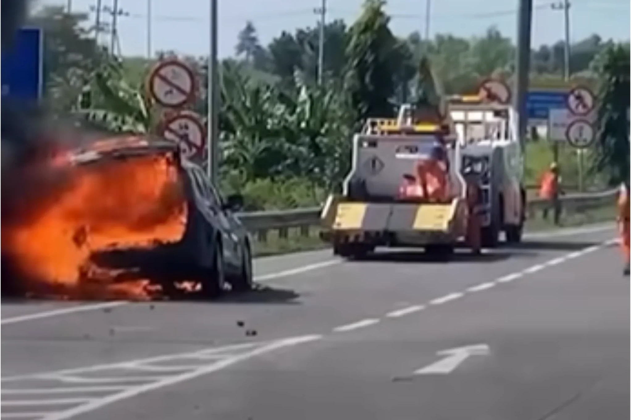 Mobil Mewah BMW X3 Terbakar di Tol Gresik