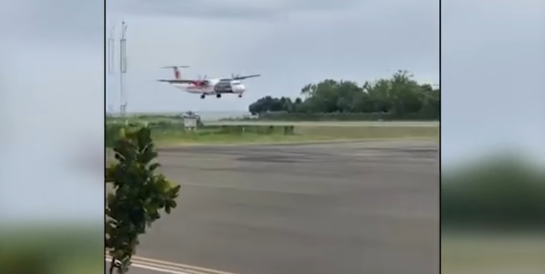 Viral Pesawat Gagal Landing di Bandara Ende