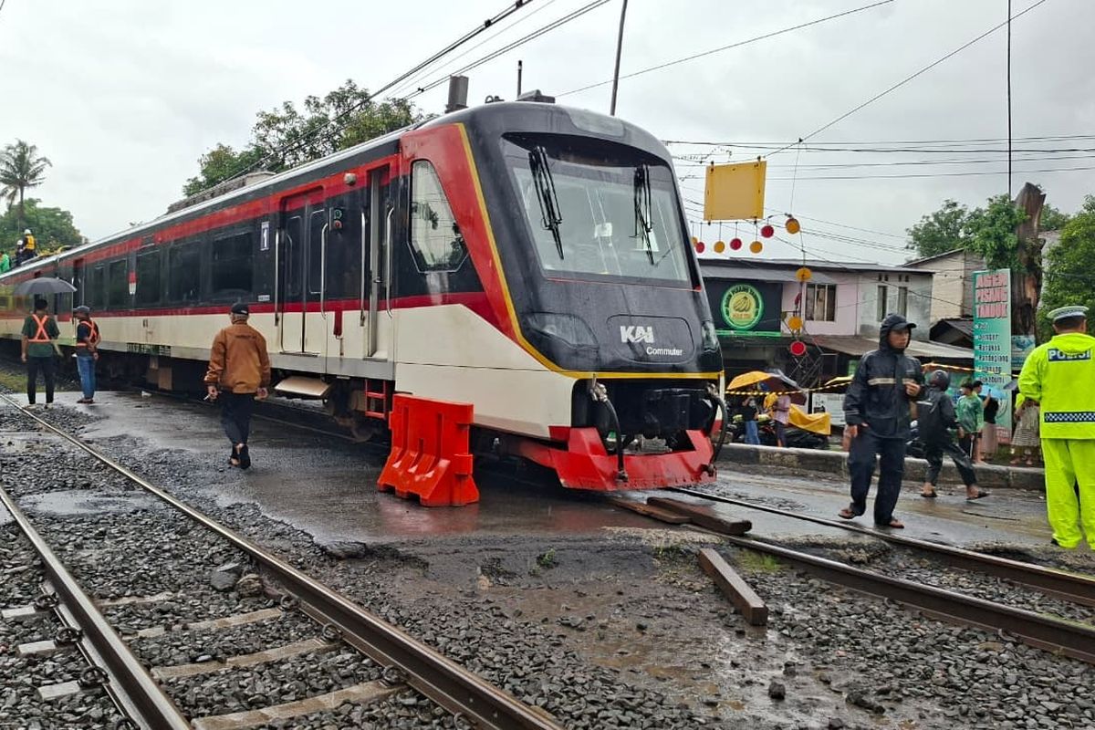 KA Bandara Soekarno-Hatta Tabrak Truk di Lintasan Poris-Batuceper