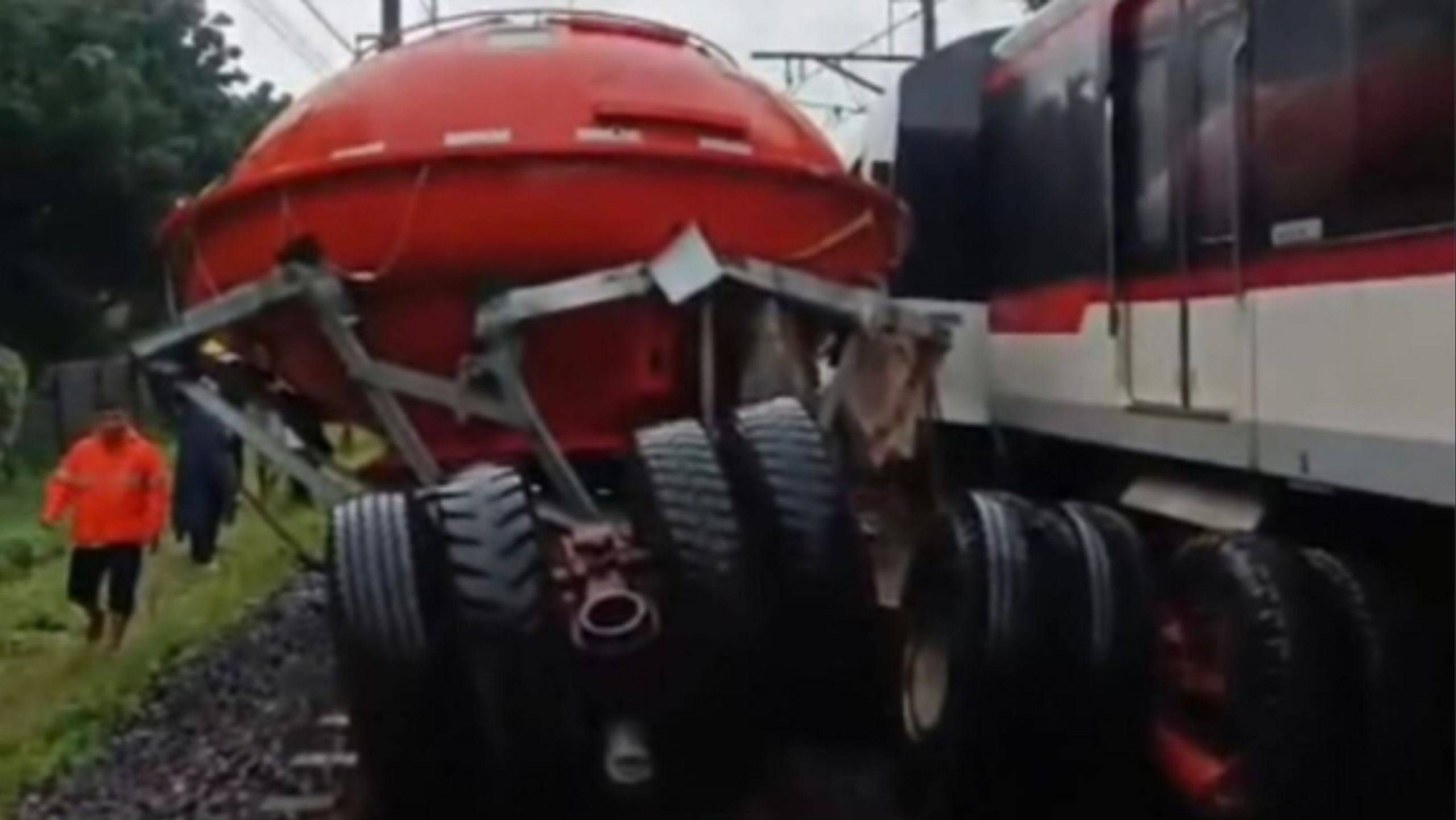 Truk Ditabrak Kereta Bandara di Perlintasan Poris