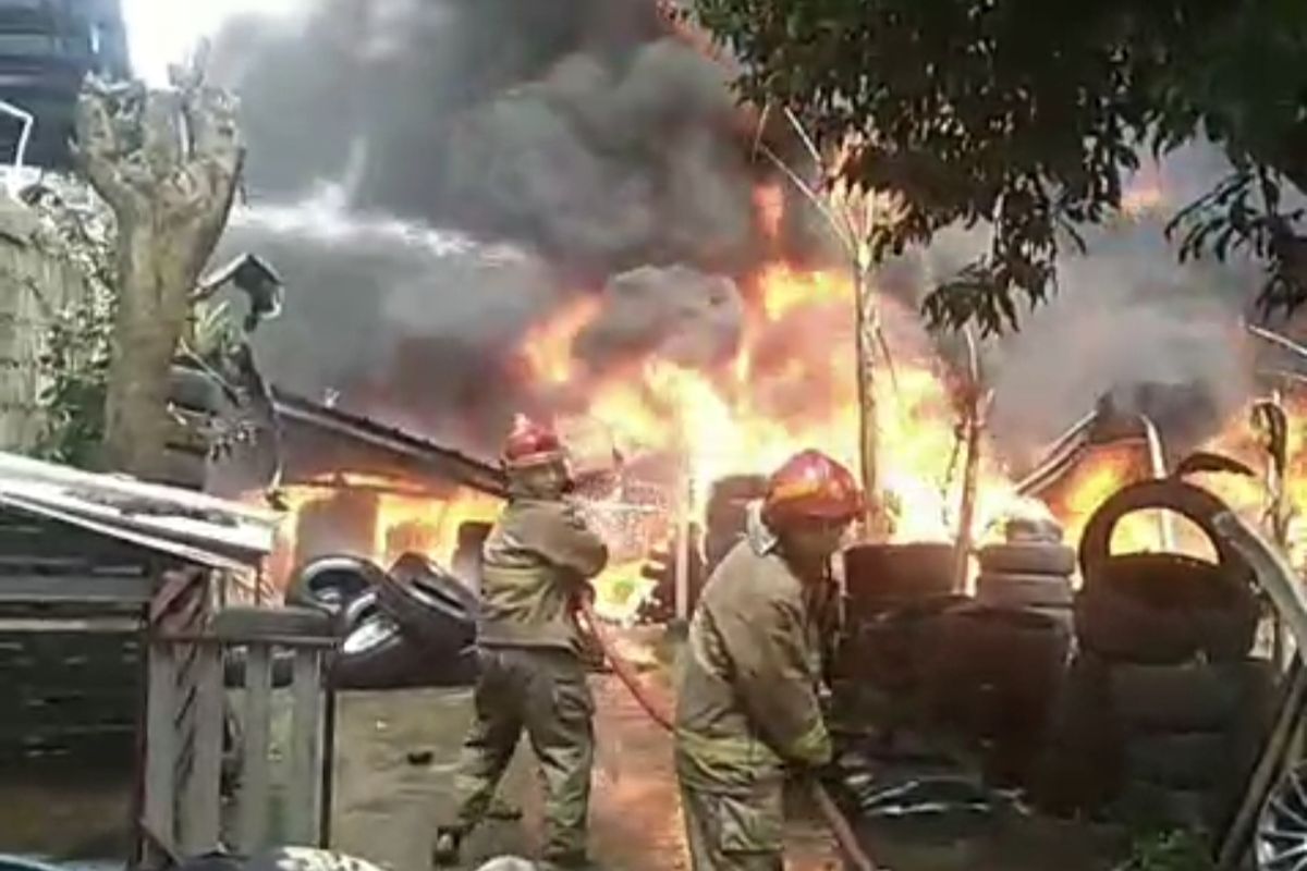 Gudang Ban di Pondok Aren Terbakar, Kerugian Capai Ratusan Juta