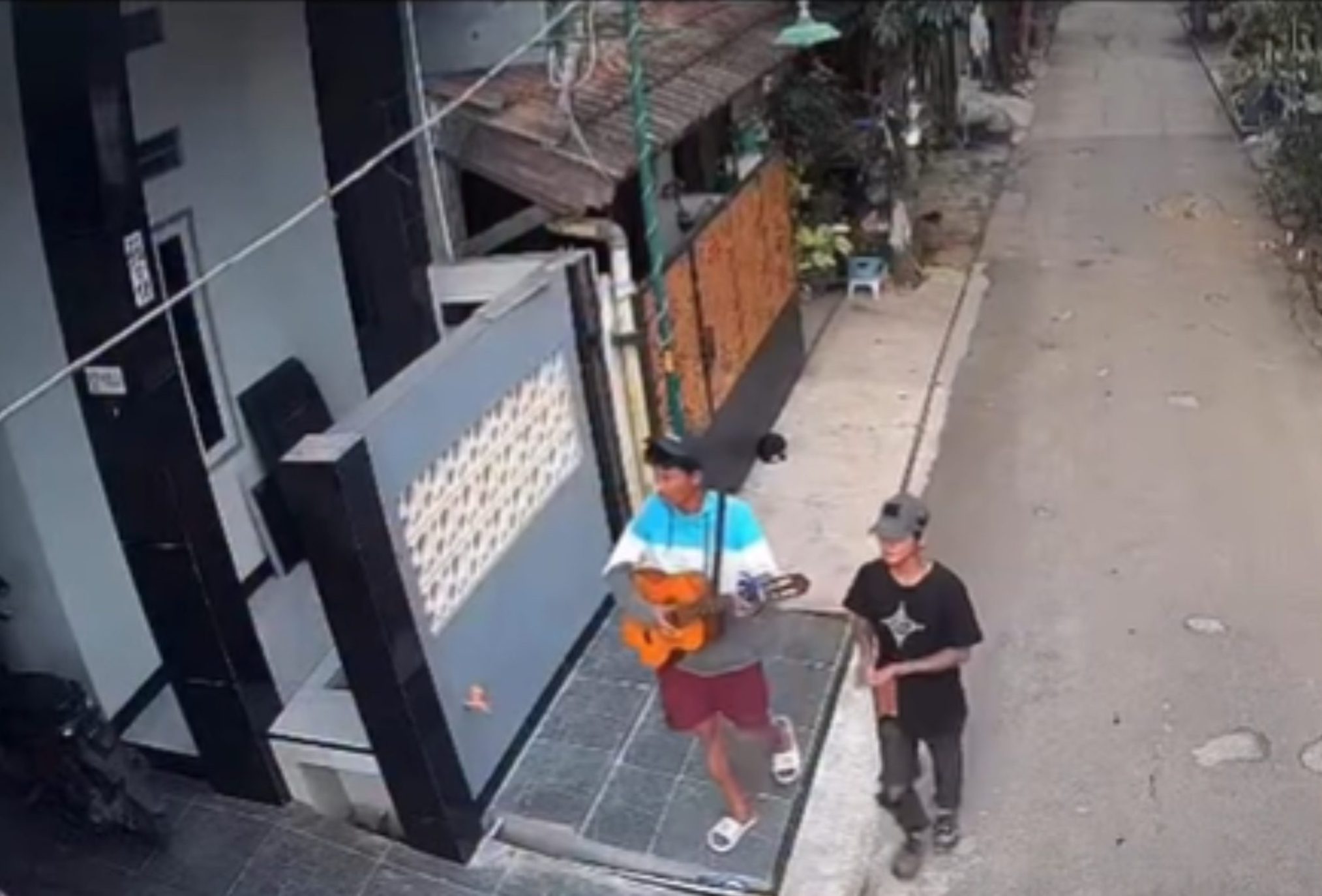 Viral Modus Mengamen, Dua Pria Curi Motor di Bekasi Terekam CCTV