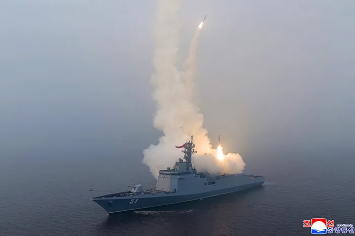 Kim Jong Un Pantau Uji Coba Rudal Jelajah dari Kapal Perusak Baru