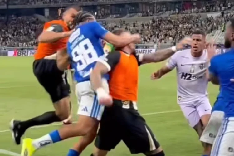 Laga Cruzeiro vs Atletico Mineiro Ricuh, 23 Pemain Kartu Merah