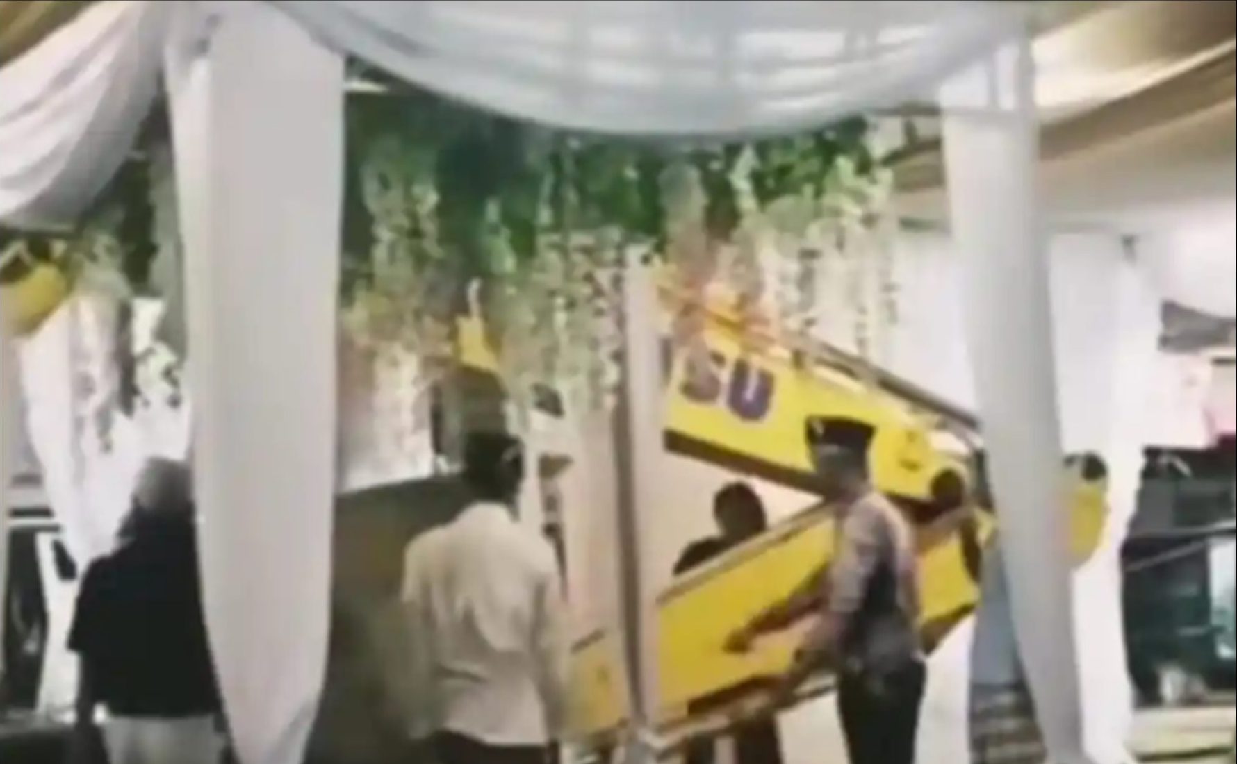 Viral Ekskavator Numpang Lewat di Tenda Hajatan di Sleman