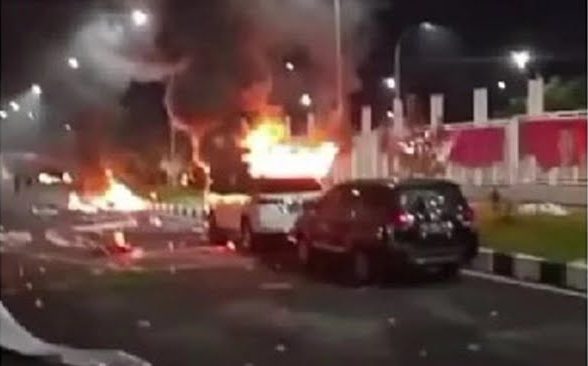 Suporter Ngamuk Bakar Mobil Usai Persipura Kalah di Kandang Sendiri