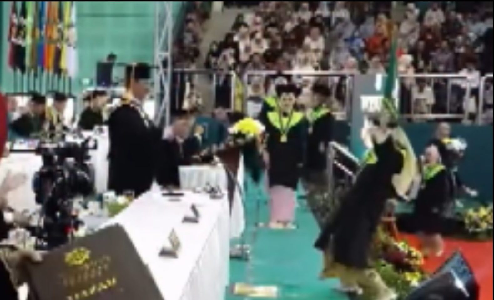 Viral! Wisudawati UINSA Terjungkal dari Panggung saat Minta Difotokan Rektor
