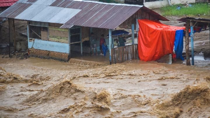 Padang Dilanda Banjir Imbas Hujan Deras, Sejumlah Kendaraan Hanyut