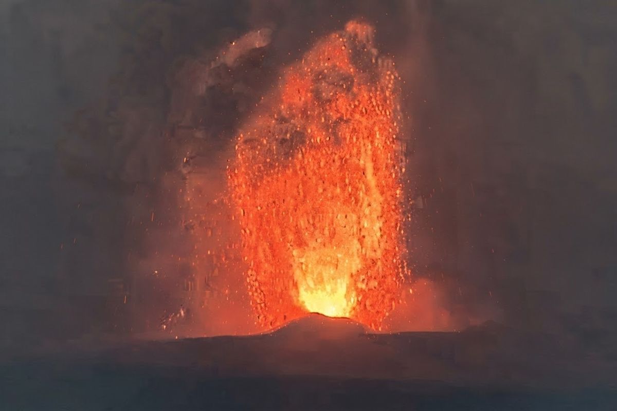Abu Vulkanik Gunung Anak Krakatau Capai Jakarta, Sekolah Beralih ke PJJ