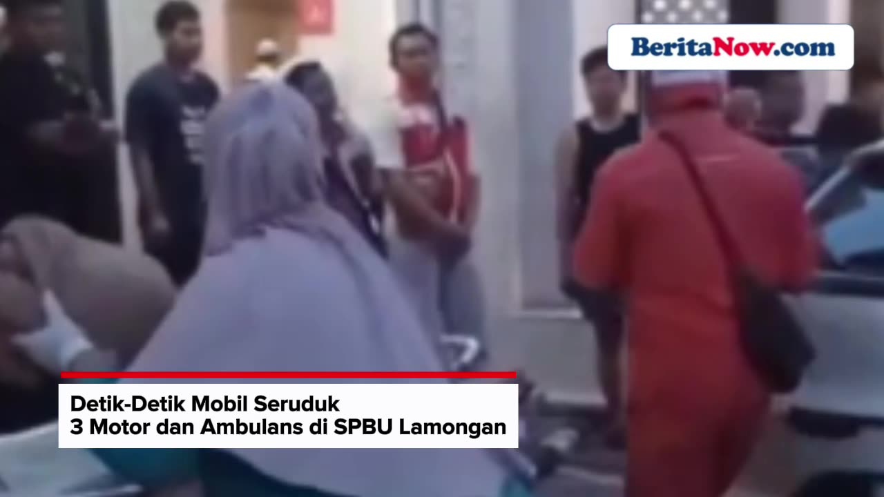 Detik-Detik Mobil Putih Tabrak 3 Motor dan Ambulans di SPBU Lamongan