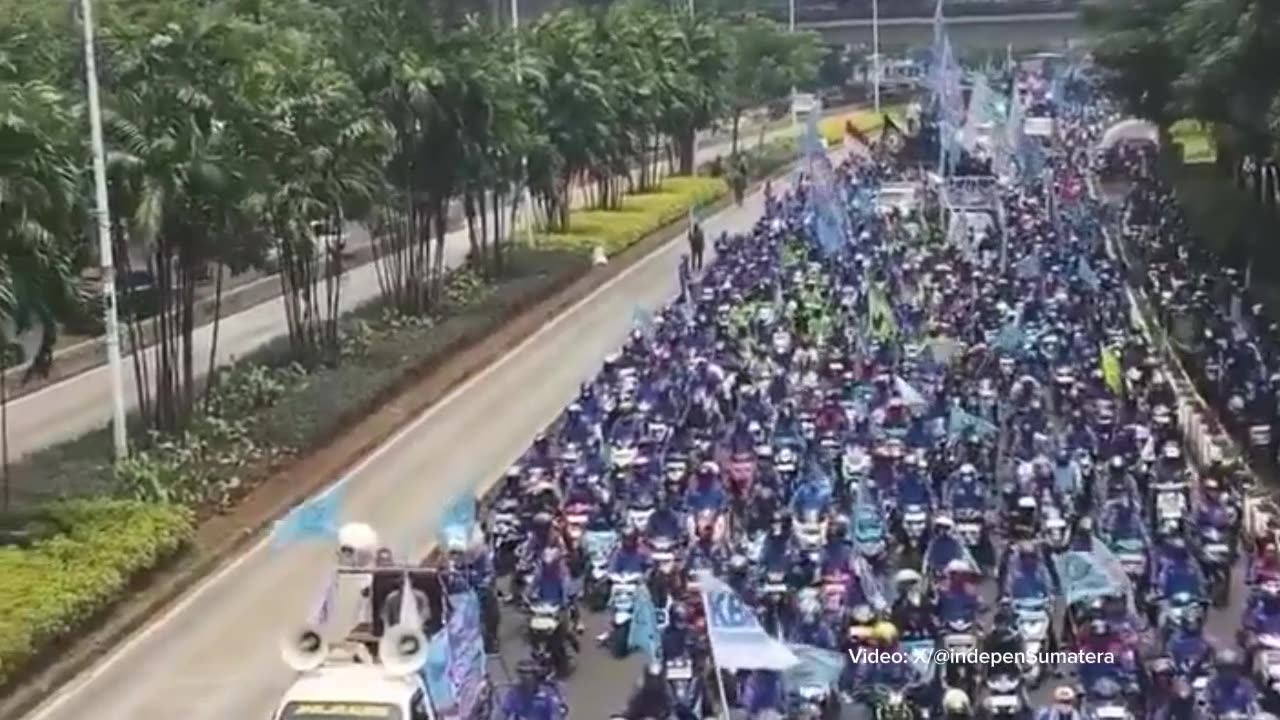 Suasana aksi demo buruh Jakarta hari ini terekam dalam video berikut.