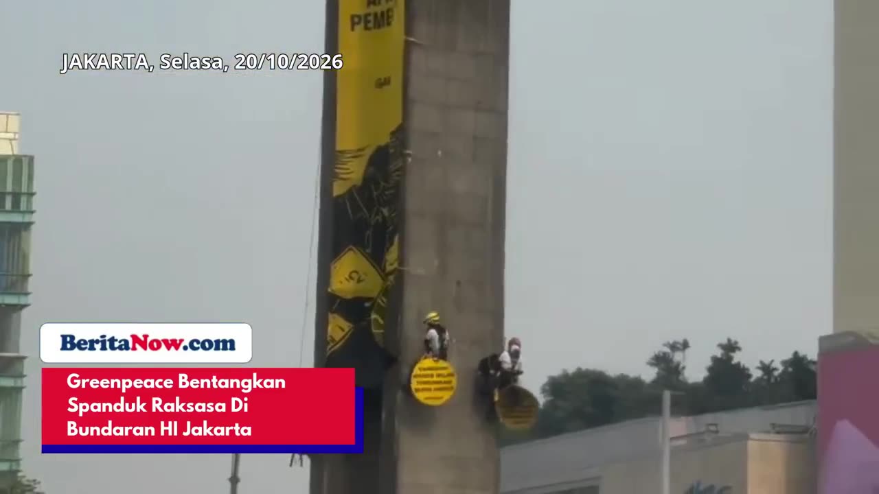 Spanduk Raksasa Greenpeace Bikin Heboh Bunderan HI!