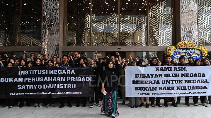 Didemo Karena Pemecatan Neni Herlina, Mendikbudristek Satryo Didesak Bertanggung Jawab