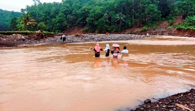 Bertaruh Nyawa untuk Pendidikan: Anak-anak Menyeberangi Sungai Tanpa Jembatan