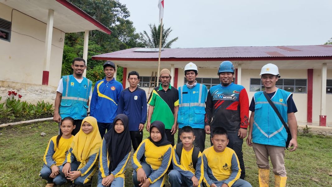 PLN Gunakan Teknologi SuperSUN untuk Nyalakan Dua Sekolah Terpencil di Seko
