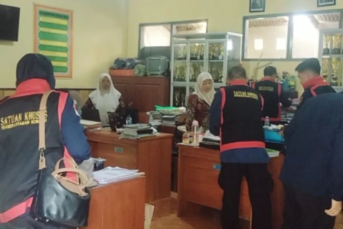 Dana BOS Diduga Disalahgunakan, Kejari Jember Geledah Sekolah dan Amankan Dokumen