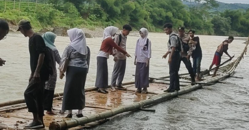 Miris! Potret Siswa Pelosok Cianjur Menantang Bahaya Demi Sekolah