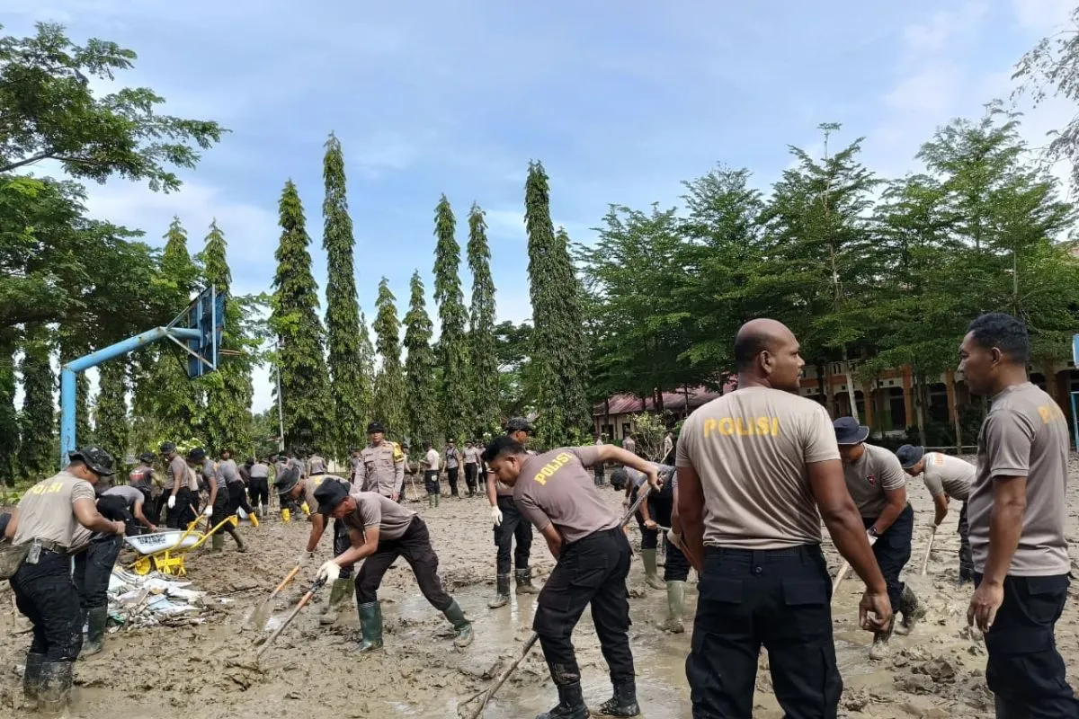 Sekolah Siap Digunakan, Brimob Polda Banten Bersihkan Lokasi Pascabanjir