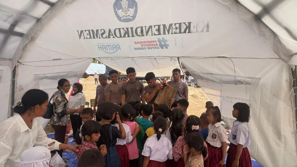 Sekolah Darurat di Tapanuli Tengah Dapat Bantuan dari Brimob Polda Sumut