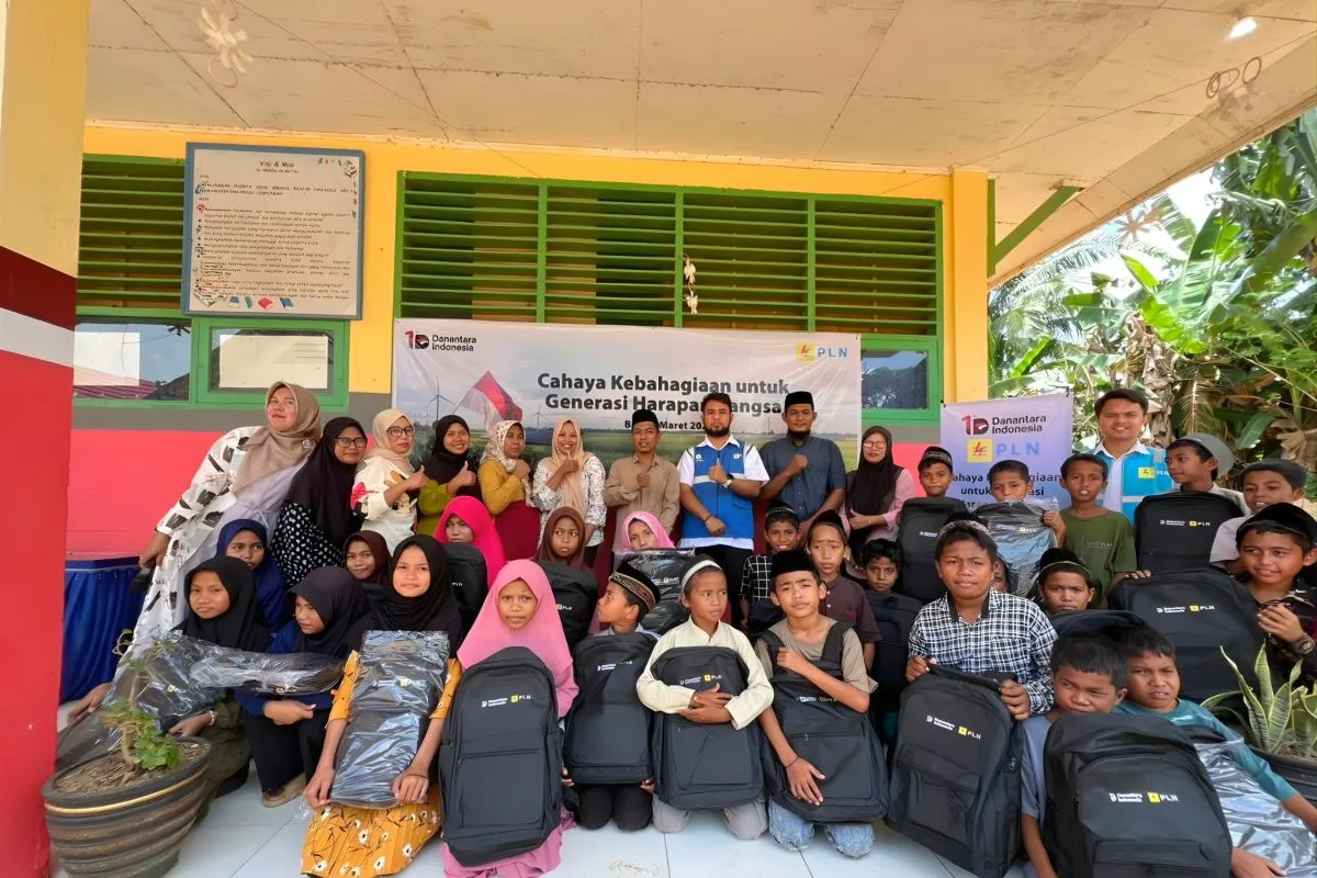 Program Sosial PLN dan Danantara Salurkan 2.000 Paket Sekolah di Sulawesi Tenggara