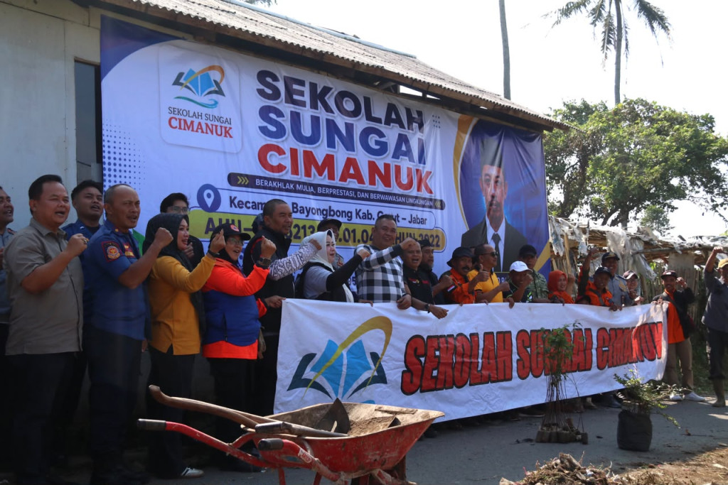 Sekolah Sungai Cimanuk Dorong Siswa Cinta Alam Lewat Gerakan Menanam Pohon